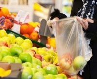 Упаковка продуктов питания в полиэтиленовые пакеты
